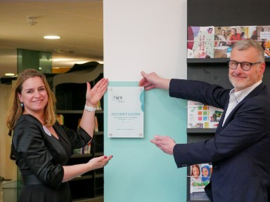 Directeur van de Bibliotheek West-Brabant en wethouder Verroen van Bergen op Zoom presenteren het certificaat van het Digi-Taalhuis Bergen op Zoom