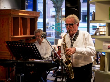 Een saxofonist en een pianist spelen muziek tijdens het belevenisfestival Trots op jou in de bibliotheek in Roosendaal