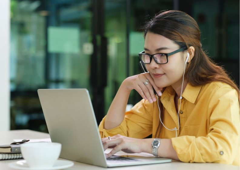 Vrouw leest verhaal op een tablet